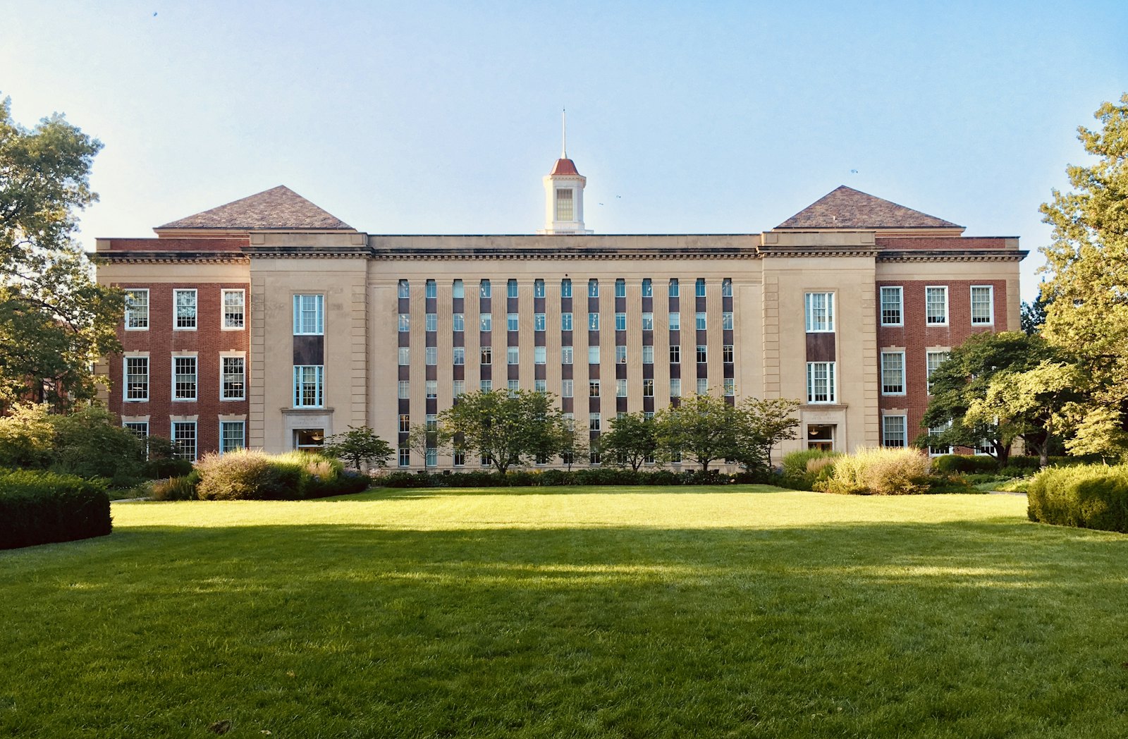 加拿大私立寄宿学校校园建筑,红砖教学楼与草坪