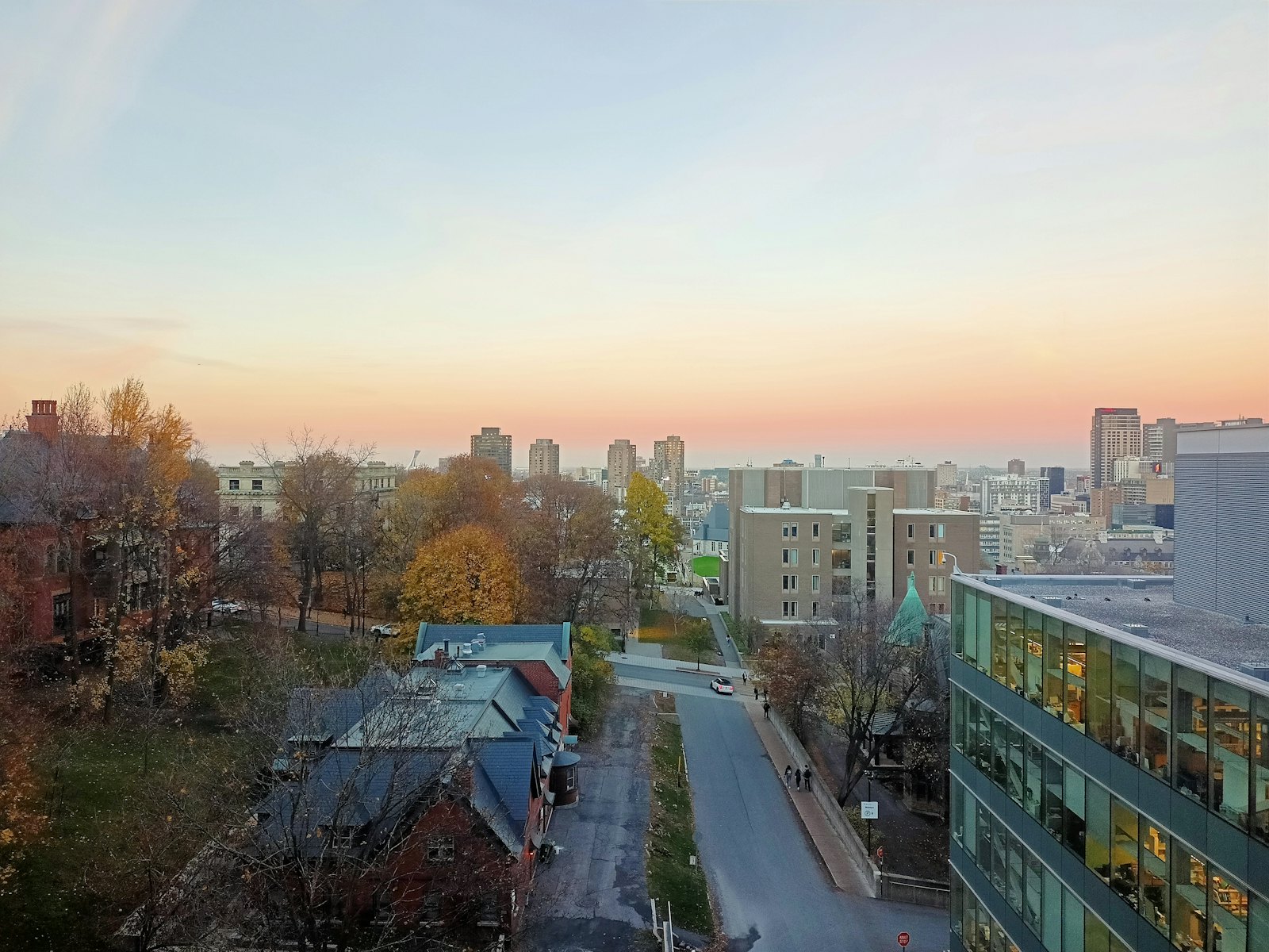 从加拿大大学楼上俯瞰城市校区,秋天暖色调