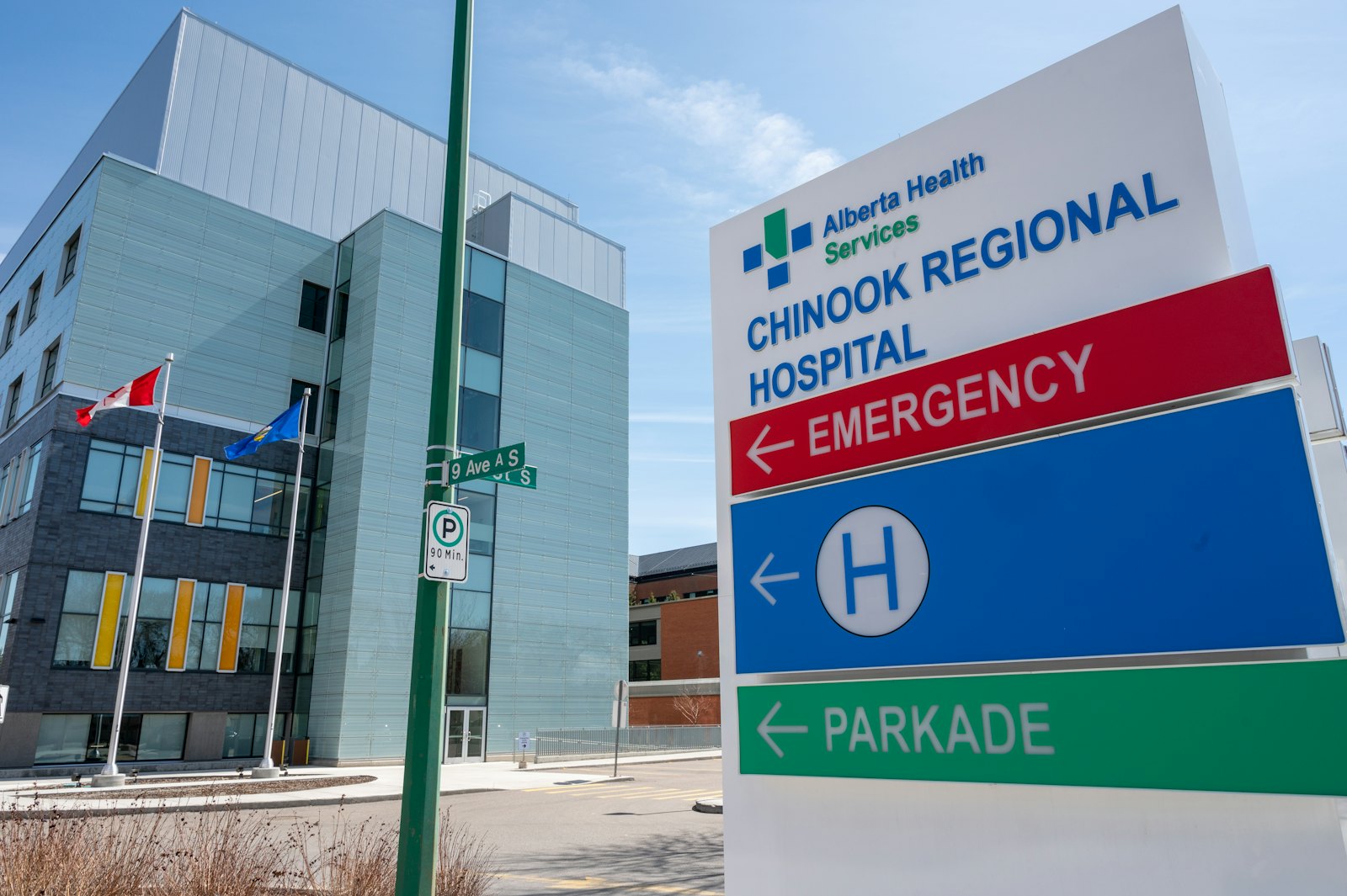 阿省 Alberta Health Services Chinook Regional Hospital 外的路牌,显示急诊方向