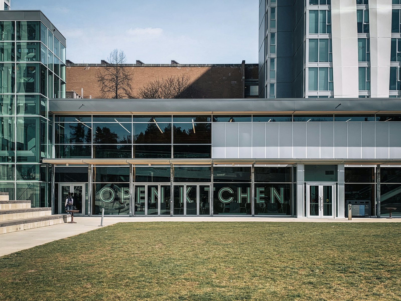 加拿大公立学院现代化校园建筑与开阔绿地