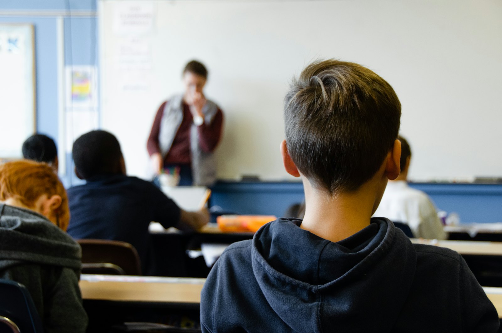 加拿大中学课堂,学生坐在桌前听老师讲课