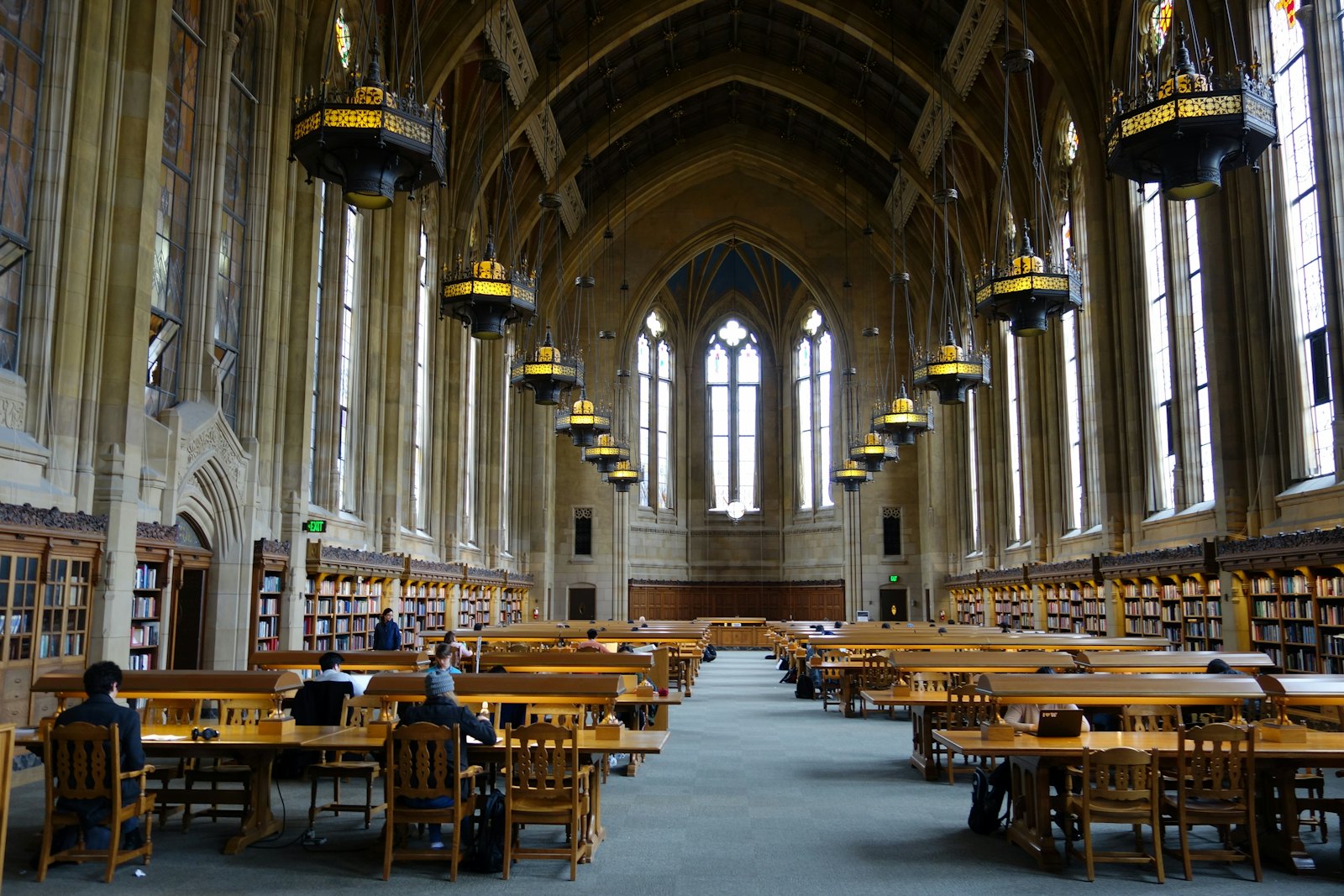 加拿大大学图书馆内学生在阅览室安静学习,哥特式建筑风格