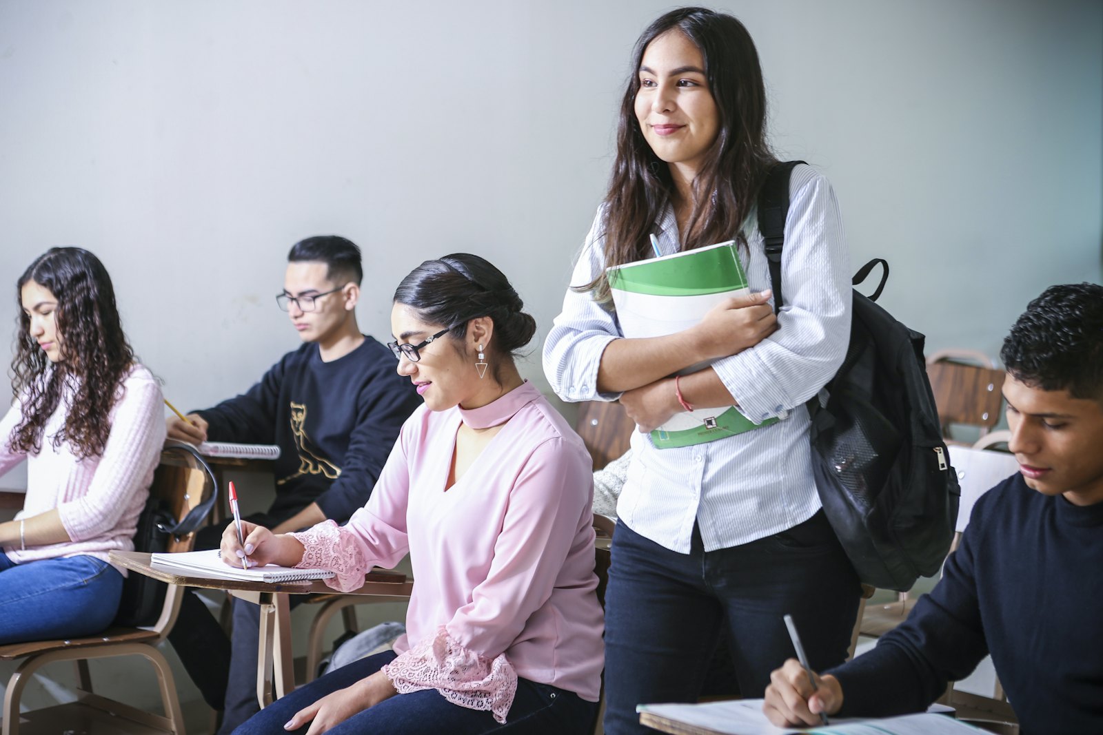 加拿大中小学国际学生适应完全指南(2026):语言关、成绩制度、课外活动与心理调适