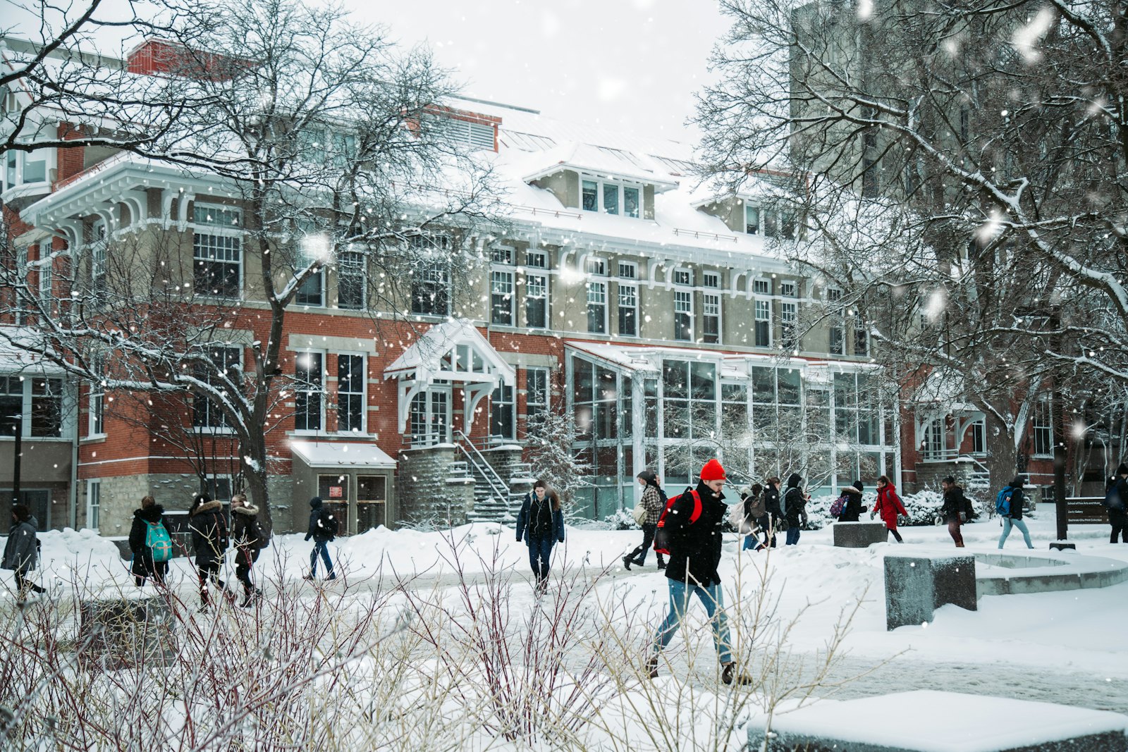 学生们在冬日雪天走过加拿大大学校园