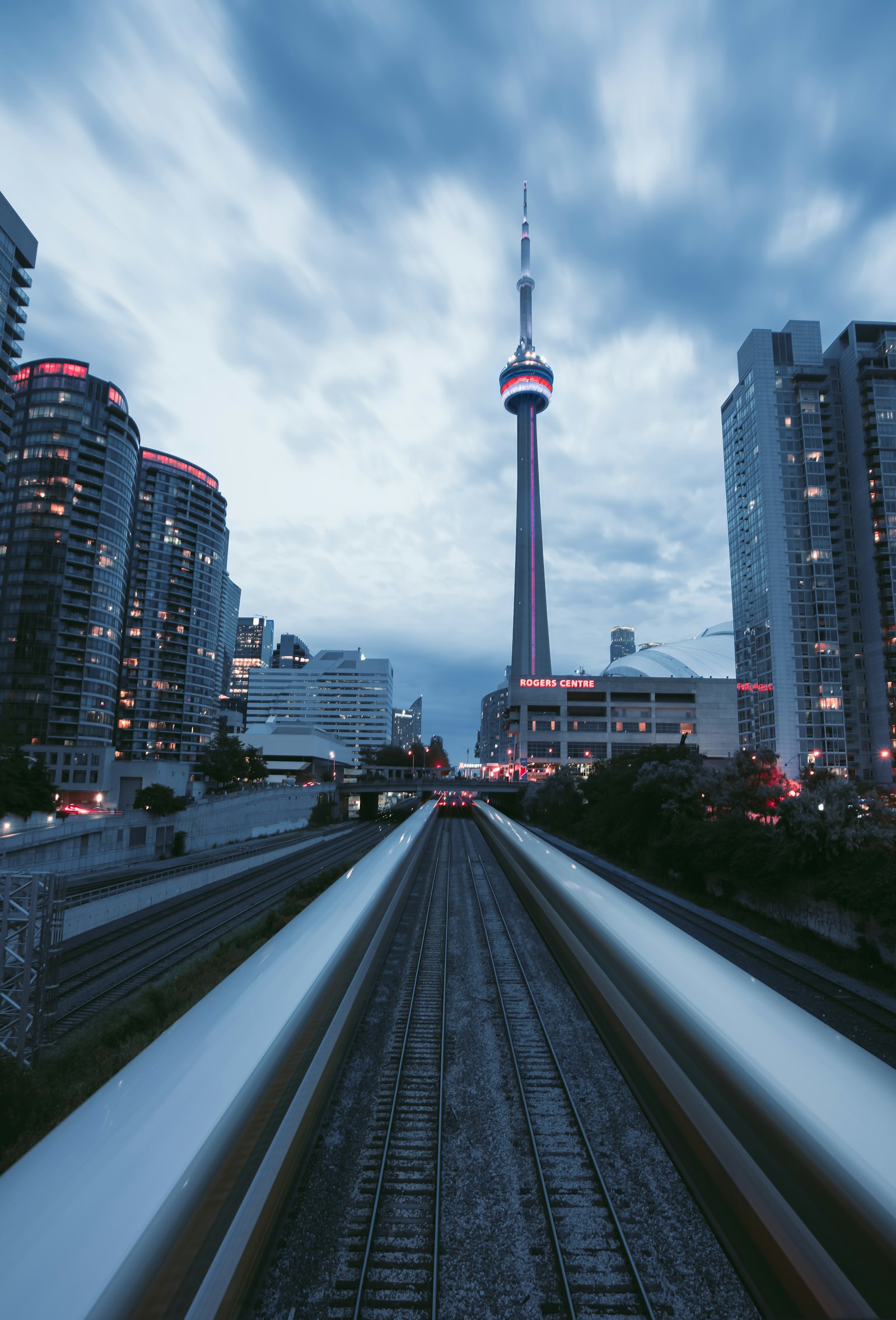 加拿大多伦多城市夜景,背景是 CN Tower 和 Rogers Centre
