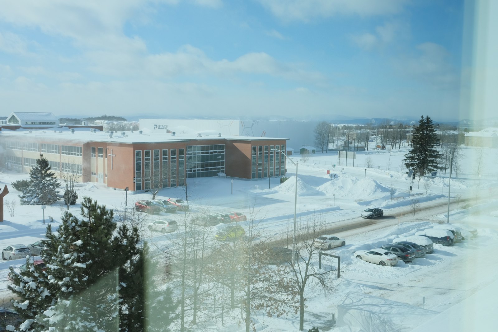 加拿大冬季校园雪景,象征寒假期间的加拿大