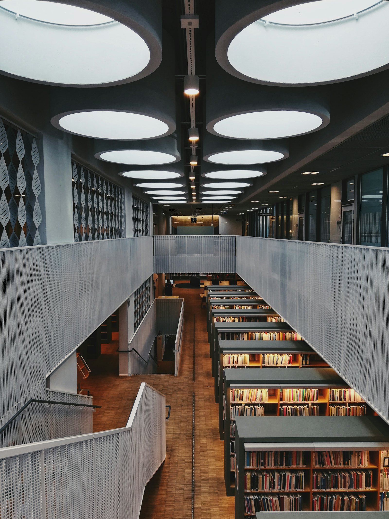 加拿大大学现代化图书馆内景,书架整齐排列,采光明亮