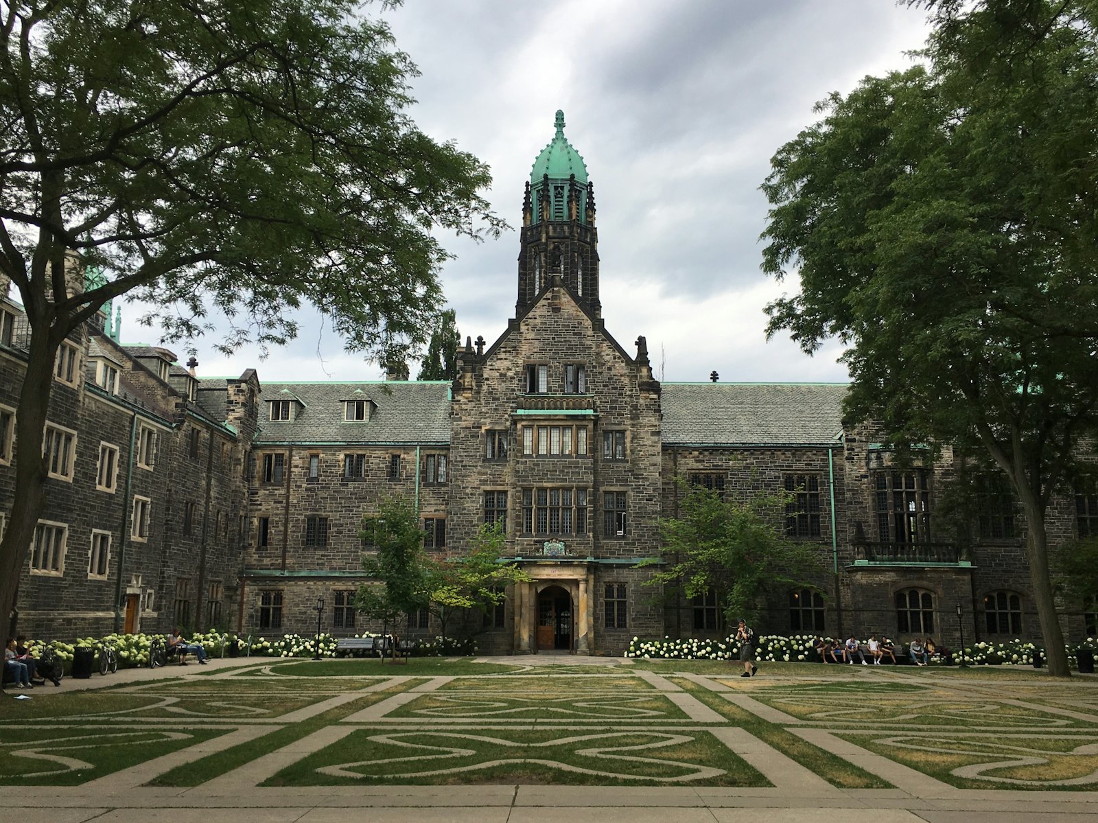 加拿大多伦多大学维多利亚学院哥特式建筑,常青藤与石墙